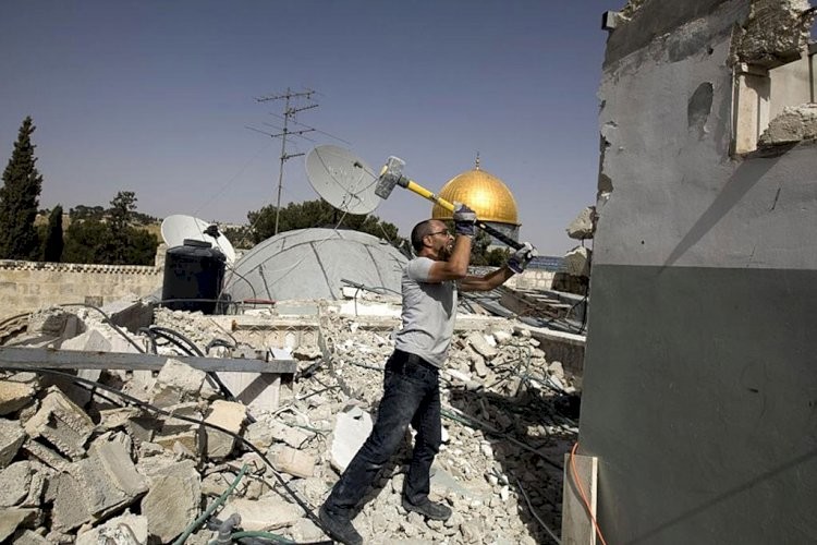 قوات الاحتلال تجبر مقدسي على هدم منزله ذاتياً في وادي الجوز بالقدس المحتلة